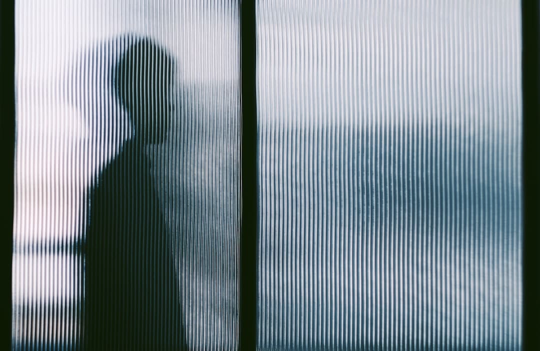 盯着拾荒老人不放,是怜悯?还是想遮羞?